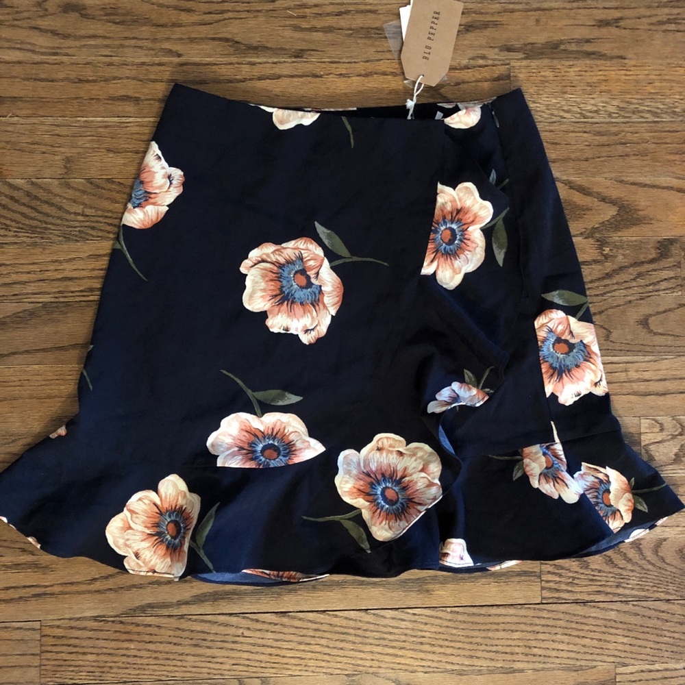 NWT Blu Pepper Ruffle Wrap Skit